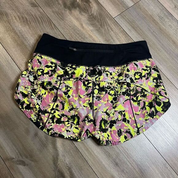 Lululemon Black Pattern Athletic‎ Workout Shorts Women 6 - Picture 4 of 5